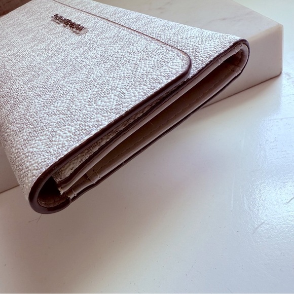 Michael Kors Cream Jet Set Large Logo Trifold Wallet - Picture 10 of 10